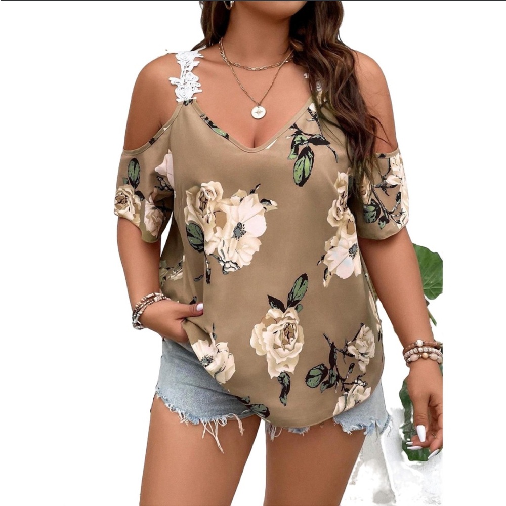 5/$25🖤 floral cold shoulder top